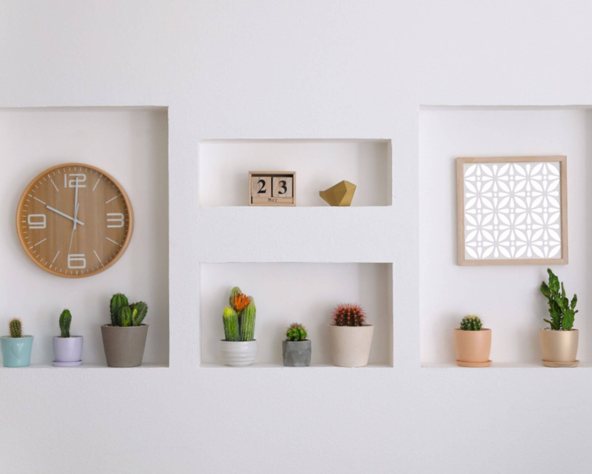 décorer un grand mur blanc